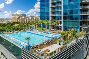 3130 N Harwood St in Dallas, TX - Building Photo