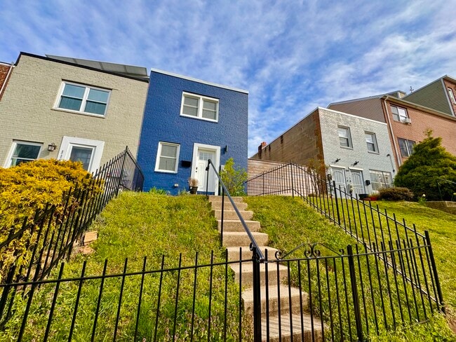 property at 1151 Summit St NE
