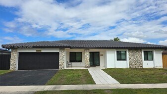 16653 Golfview Dr in Weston, FL - Building Photo