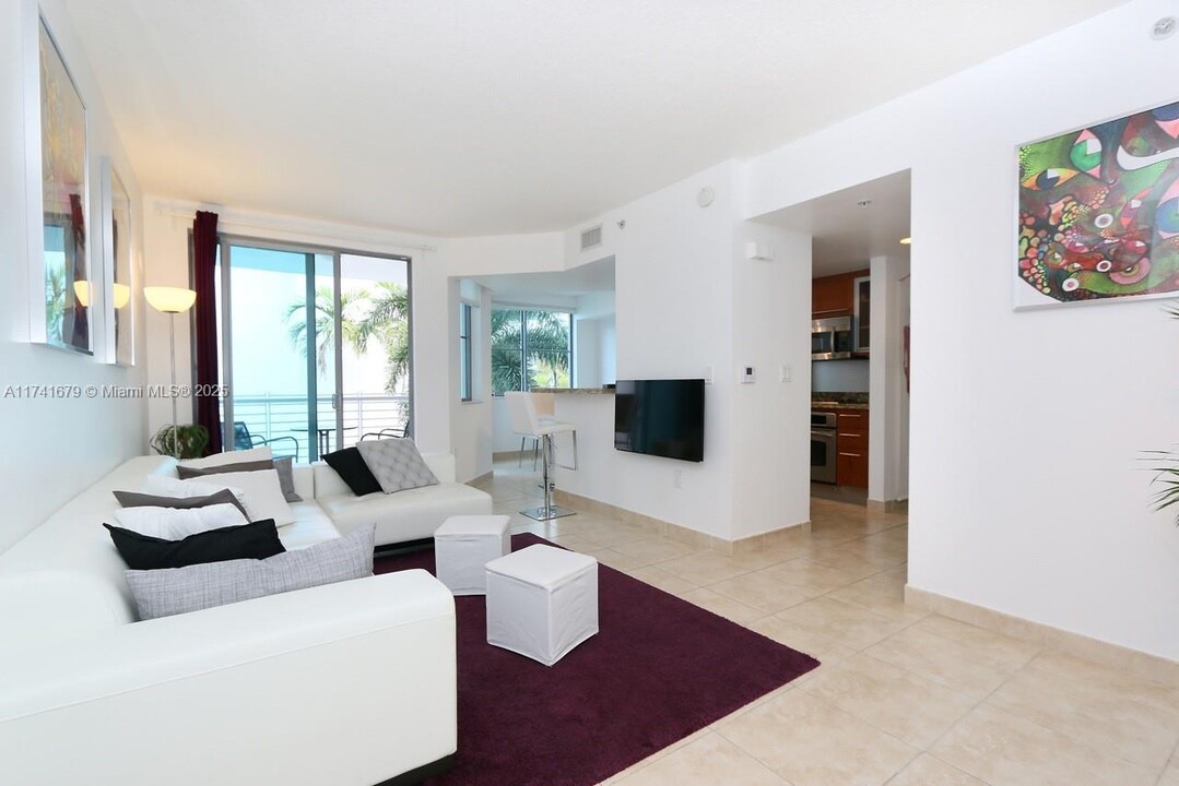 110 Washington Ave in Miami Beach, FL - Building Photo