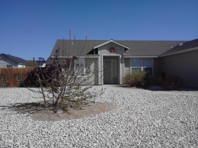 164 Prairie Ln in Fernley, NV - Foto de edificio - Building Photo