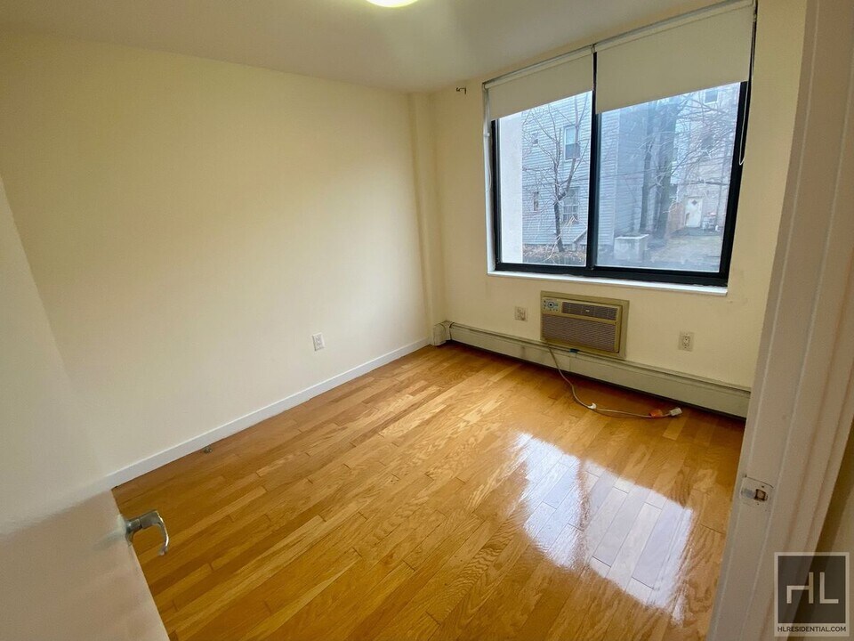 METROPOLITAN AVENUE in Brooklyn, NY - Building Photo
