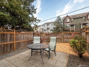 742 N 94th St, Unit 2 in Seattle, WA - Building Photo - Building Photo