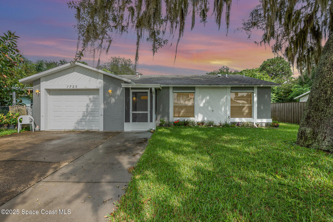 1725 Valley Forge Dr in Titusville, FL - Building Photo