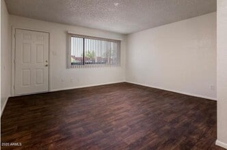 3810 N Maryvale Pkwy in Phoenix, AZ - Foto de edificio - Building Photo