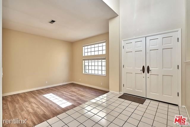 2571 Bayport Dr-Unit -# 8 in Torrance, CA - Building Photo