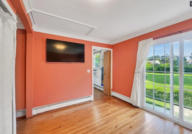 25 E 13th St in Huntington Station, NY - Foto de edificio - Building Photo