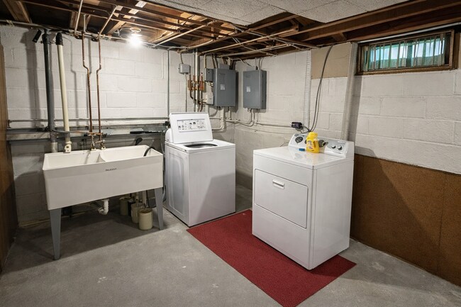 410 N 68th St in Wauwatosa, WI - Foto de edificio - Building Photo