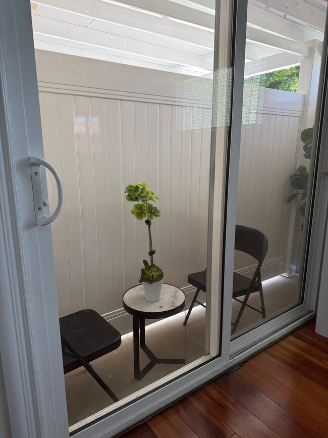 20029 Ingomar St in Los Angeles, CA - Foto de edificio - Building Photo