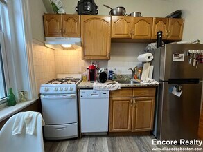 126 Warren St, Unit 24 in Boston, MA - Foto de edificio - Building Photo