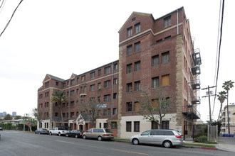 2700 San Marino St in Los Angeles, CA - Foto de edificio - Building Photo