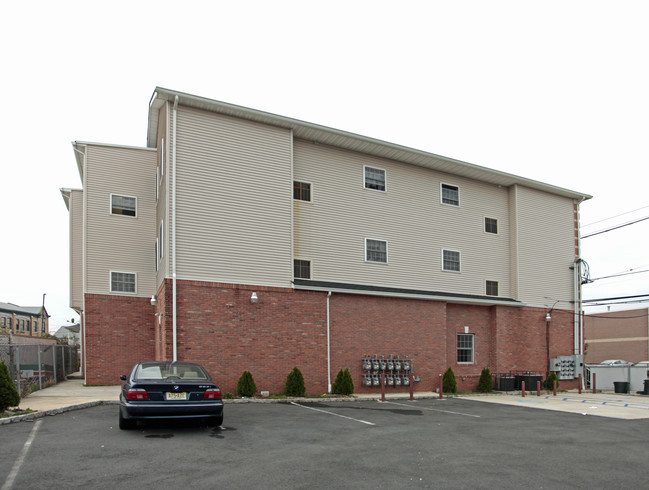 210-212 Trumbull St in Elizabeth, NJ - Building Photo - Building Photo