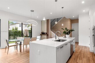 4301 NW 81st Ct in Doral, FL - Building Photo - Building Photo