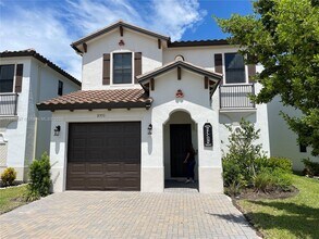 8951 Madrid Cir in Naples, FL - Building Photo - Building Photo