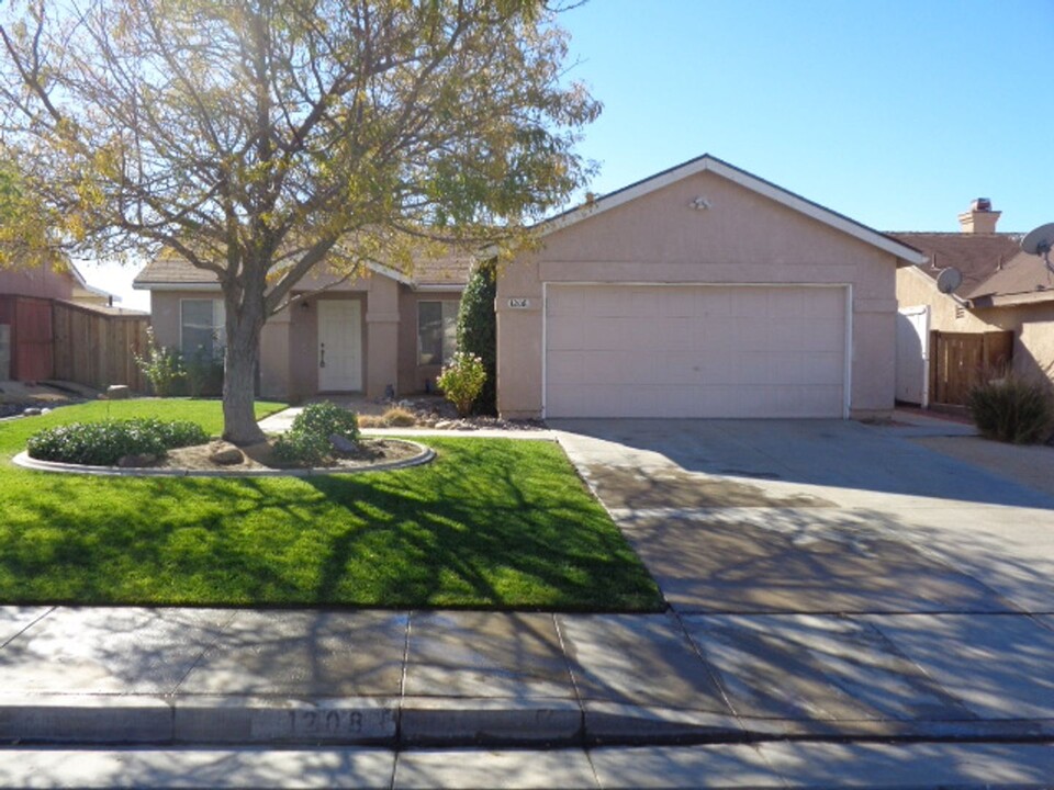 1208 Arlington Ct in Rosamond, CA - Building Photo