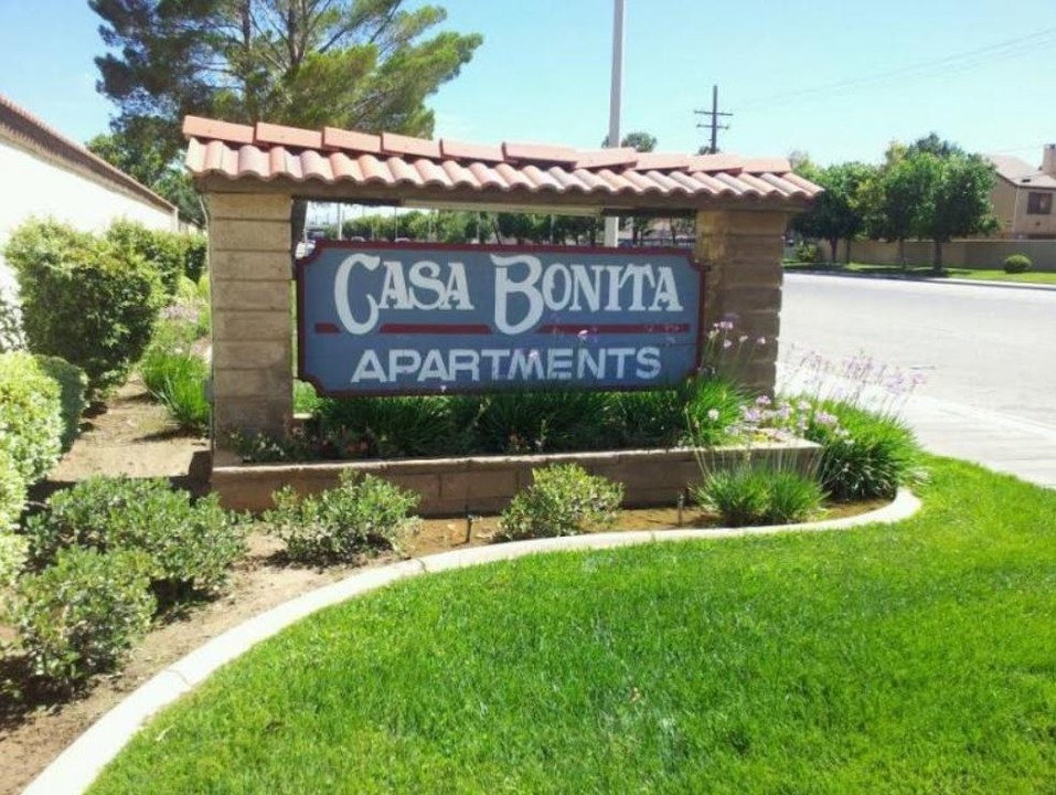 Casa Bonita in Lancaster, CA - Foto de edificio