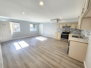 21217 De la Guerra St, Unit A in Woodland Hills, CA - Building Photo - Building Photo