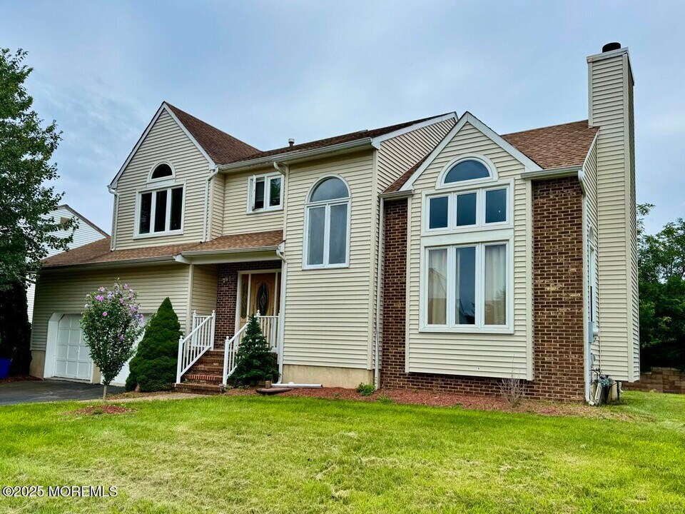 14 Fisher Dr in Hillsborough, NJ - Building Photo