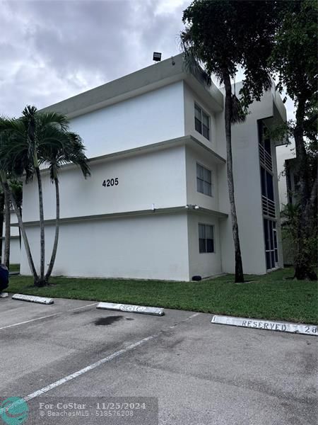 4205 N University Dr in Sunrise, FL - Building Photo - Building Photo