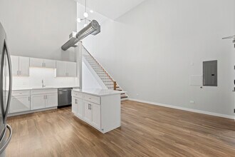1900 W Lawrence Ave in Chicago, IL - Building Photo - Building Photo