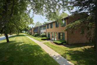 Stoney Creek Apartments in Greece, NY - Foto de edificio - Building Photo