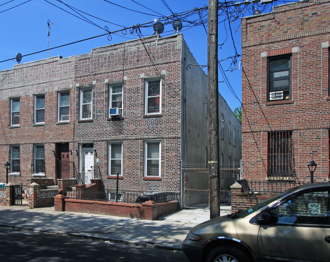 2274 Strauss St in Brooklyn, NY - Foto de edificio - Building Photo