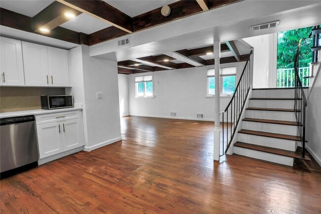 347 Old Town Rd in East Setauket, NY - Building Photo - Building Photo