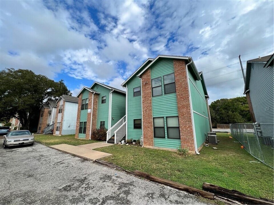 2417 W Slaughter Ln in Austin, TX - Building Photo