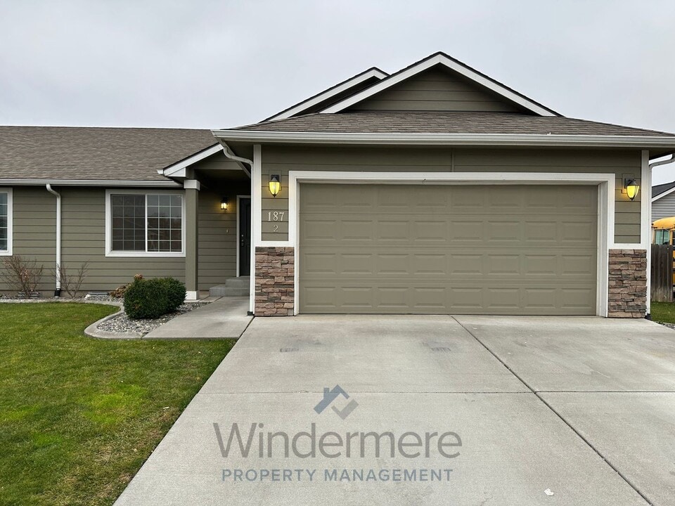 187 NW Maria St in College Place, WA - Building Photo