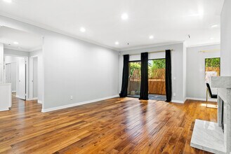 14630 Dickens St, Unit 108 in Sherman Oaks, CA - Foto de edificio - Building Photo