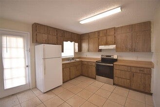 1587 C 470 C in Lake Panasoffkee, FL - Building Photo - Building Photo