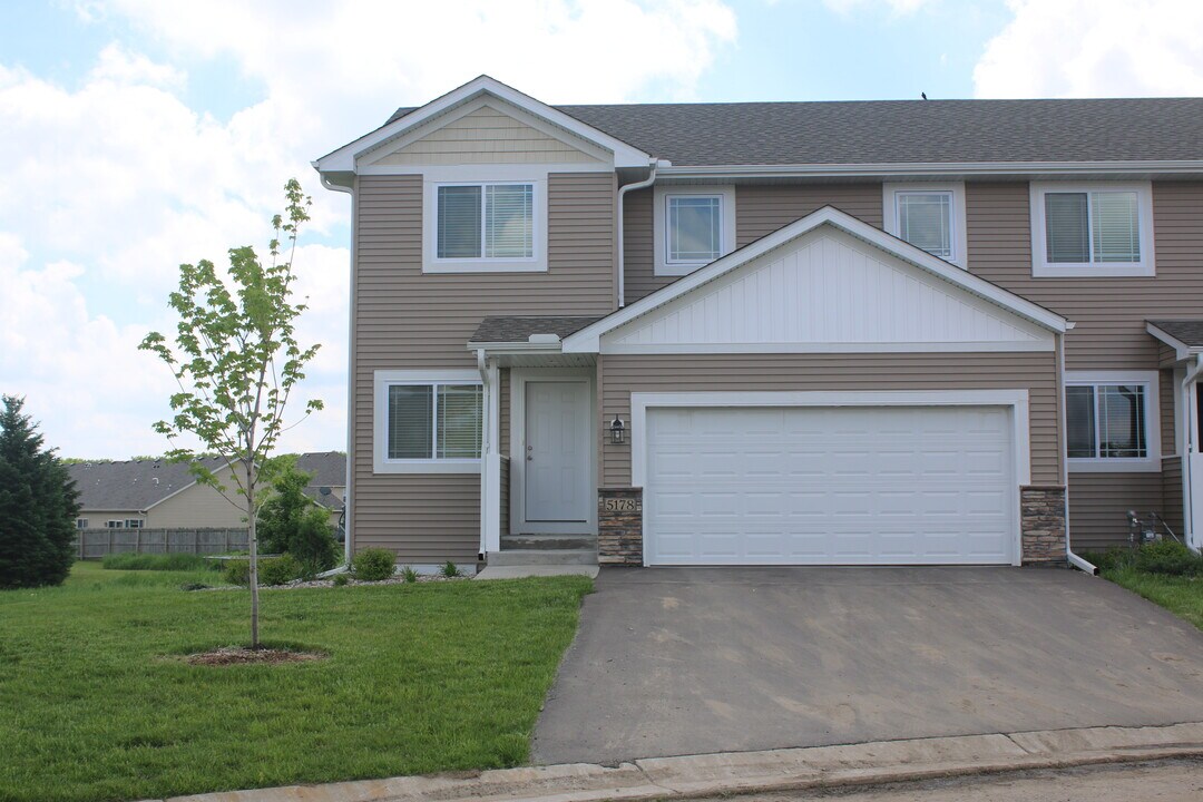 5178 Foxfield Dr NW, Unit 5178 in Rochester, MN - Building Photo