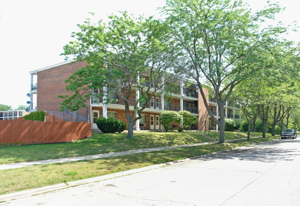 2000-2030 N Pine St in Waukegan, IL - Building Photo