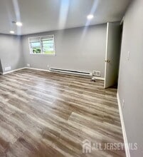 213 Temple Way in Woodbridge Township, NJ - Building Photo - Building Photo