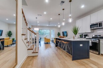 1007 Mt Auburn Ave in Dallas, TX - Foto de edificio - Building Photo