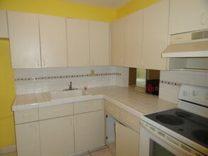120 Royal Palm Rd, Unit 209 in Hialeah Gardens, FL - Foto de edificio - Building Photo