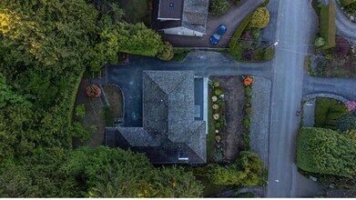 1895 Rosebery Av in West Vancouver, BC - Building Photo - Building Photo
