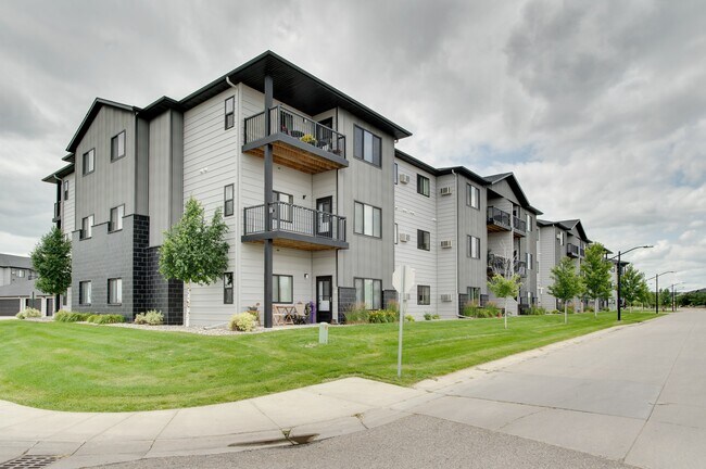 Grayhawk Apartments in Fargo, ND - Building Photo - Building Photo