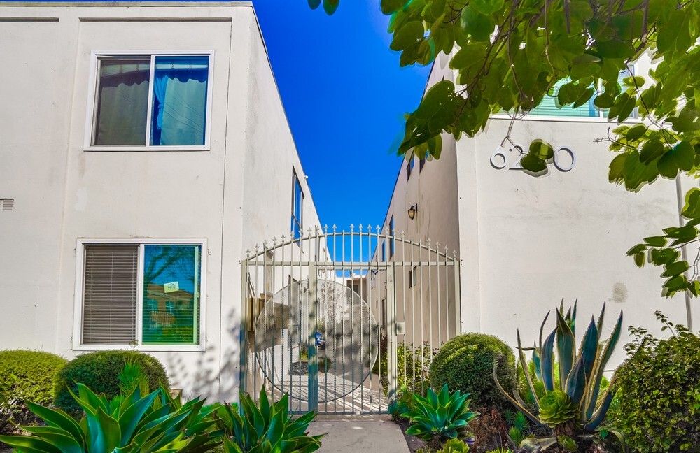 6200 10th Ave in Los Angeles, CA - Building Photo