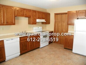 2355 Springside Dr E in Maplewood, MN - Building Photo - Building Photo