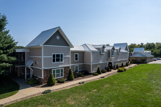 Foxtail Glen on White Pond in Akron, OH - Foto de edificio - Building Photo