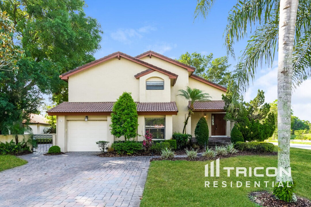 6665 Edgeworth Dr in Orlando, FL - Building Photo
