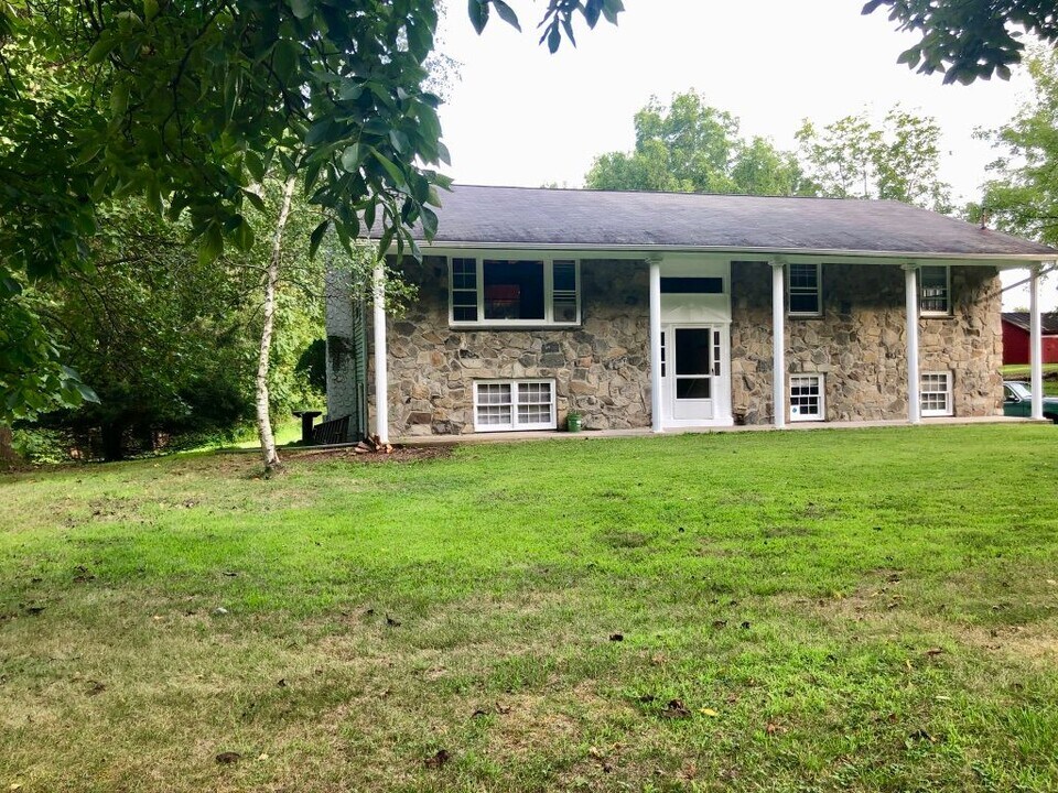 236 Creek Rd in Poughkeepsie, NY - Building Photo
