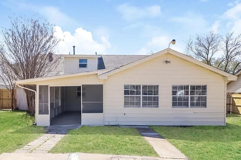 1807 Rosewood Ln in Arlington, TX - Building Photo