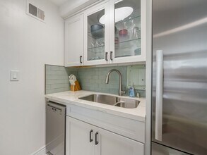 445 Kaiolu St in Honolulu, HI - Building Photo - Building Photo