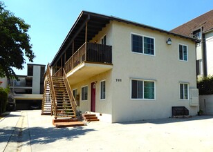 7011 Woodley Ave in Van Nuys, CA - Building Photo - Building Photo