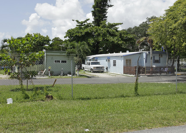 Colonial Acres in Miami, FL - Building Photo - Building Photo