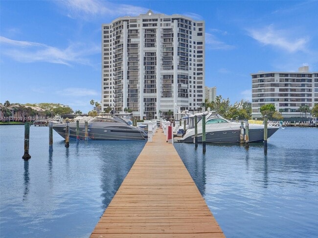 2667 Parkview Dr S in Hallandale Beach, FL - Building Photo - Building Photo