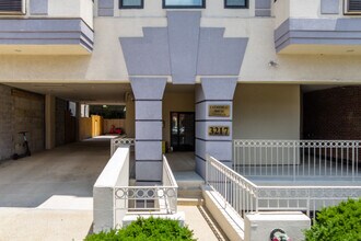 3217 Wisconsin Ave NW in Washington, DC - Foto de edificio - Building Photo