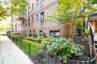 Briarwood Court in Jamaica, NY - Building Photo - Building Photo